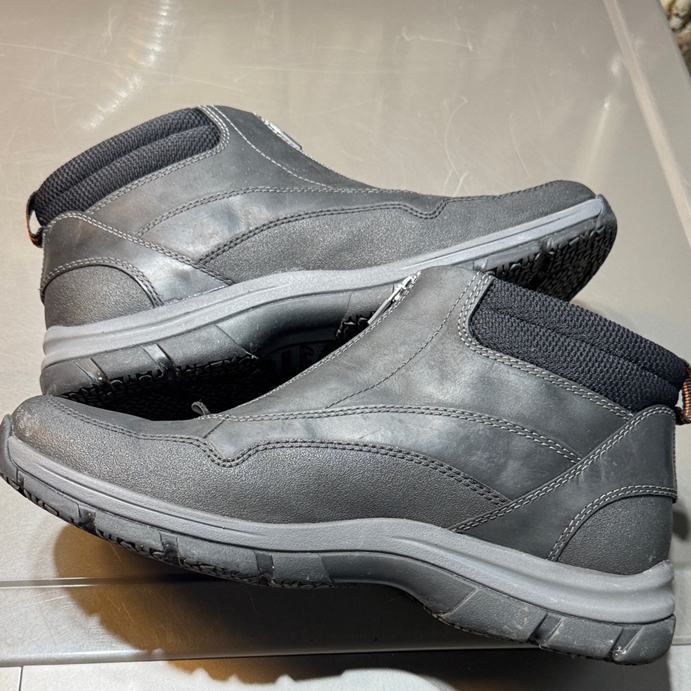 Clarks Men's waterproof Mukka Boots in Black and Gray